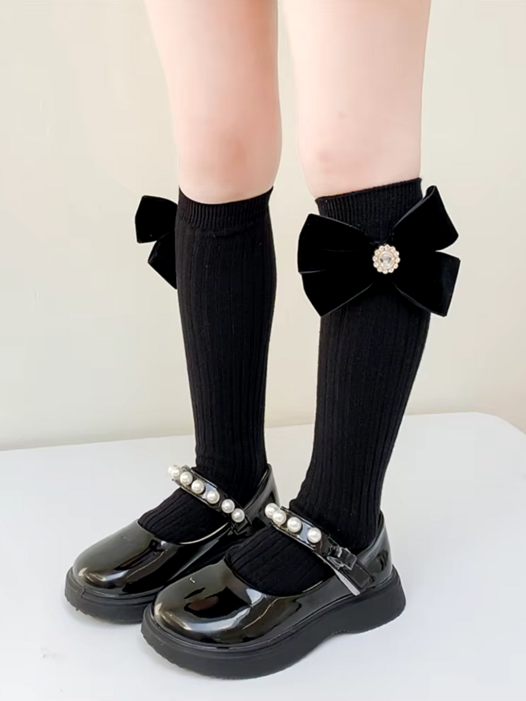 Elegante Prinzessinnensocken mit Perlen und großer Schleife