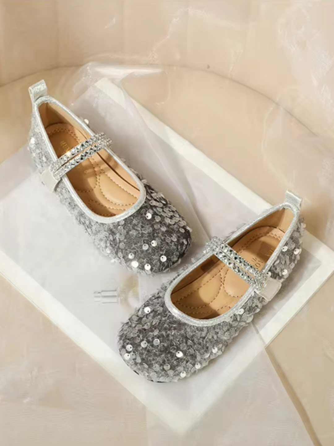 Glitzernde flache Schuhe mit Pailletten