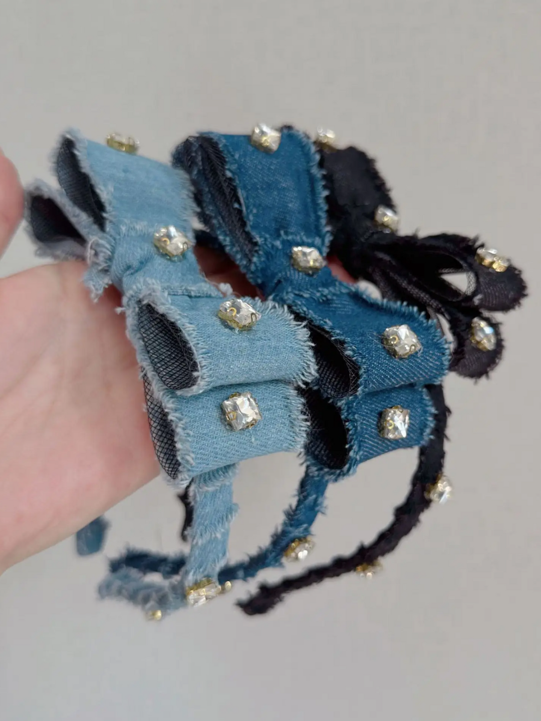 Festliches Haarband aus Denim mit Schleife und Diamanten