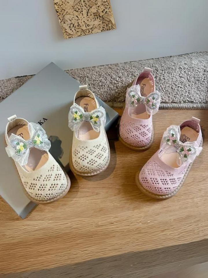 Süße Mary-Jane-Schuhe mit Spitze und Schleife für Mädchen von Liv and Mia