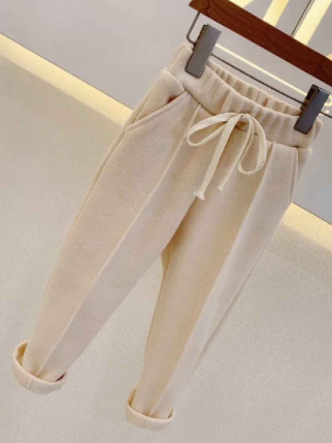 Staying In Today – Beige Jogginghose mit Kordelzug