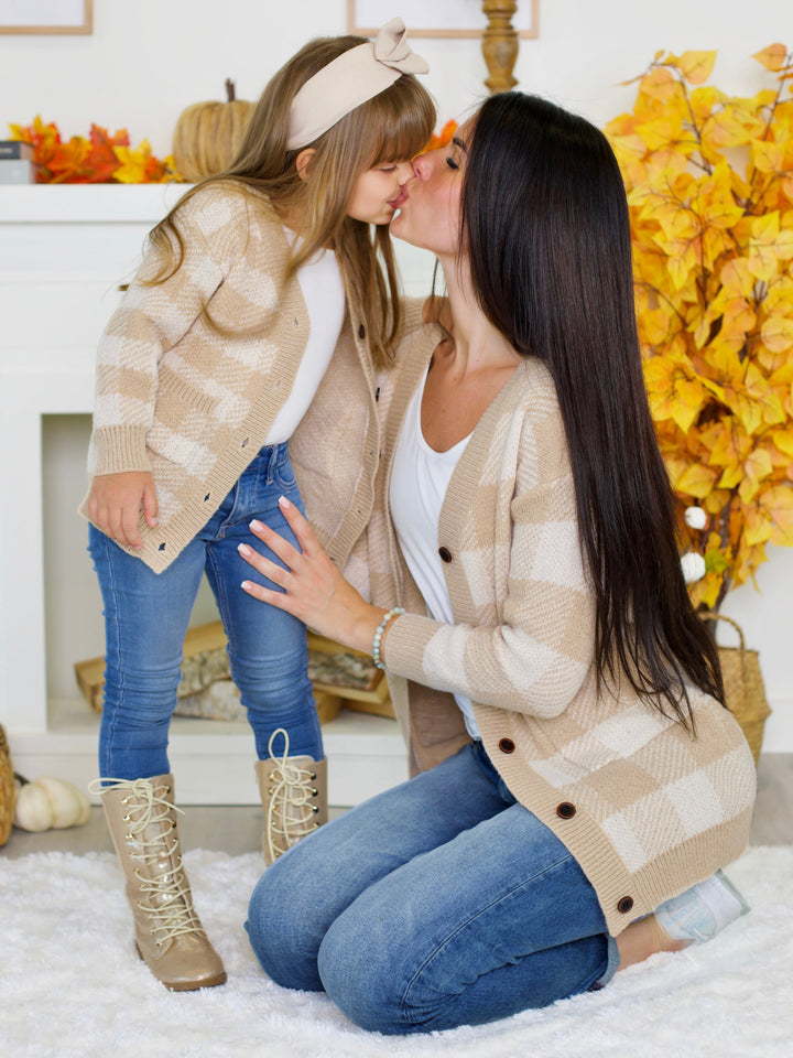 Beige-weiß karierte Oversize-Strickjacke „Mommy and Me“