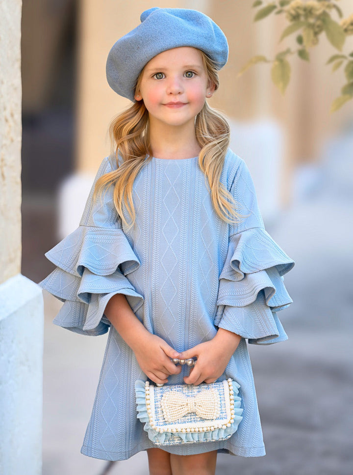 Bezauberndes blaues Pulloverkleid mit Zopfmuster und Rüschenärmeln