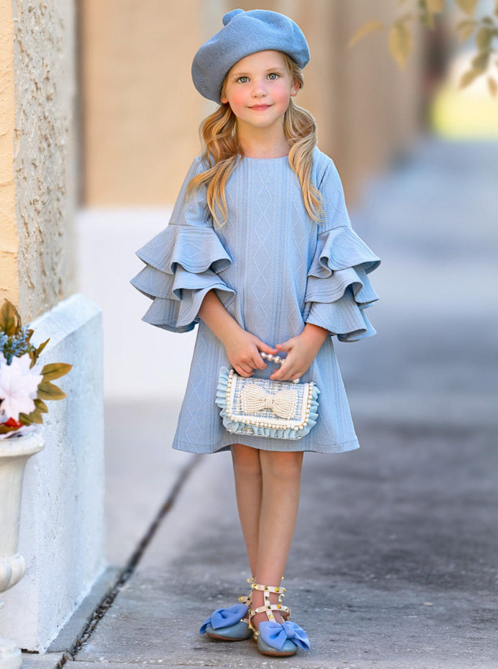 Bezauberndes blaues Pulloverkleid mit Zopfmuster und Rüschenärmeln