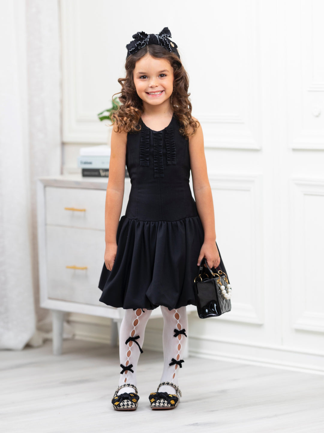 Schickes schwarzes Uniformkleid mit Rüschen von Kids Couture