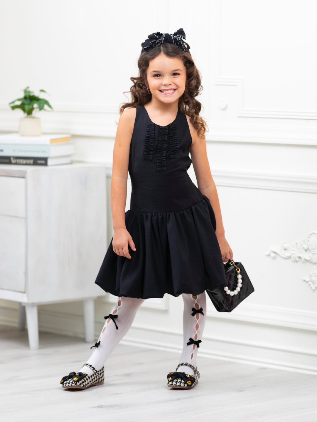 Schickes schwarzes Uniformkleid mit Rüschen von Kids Couture