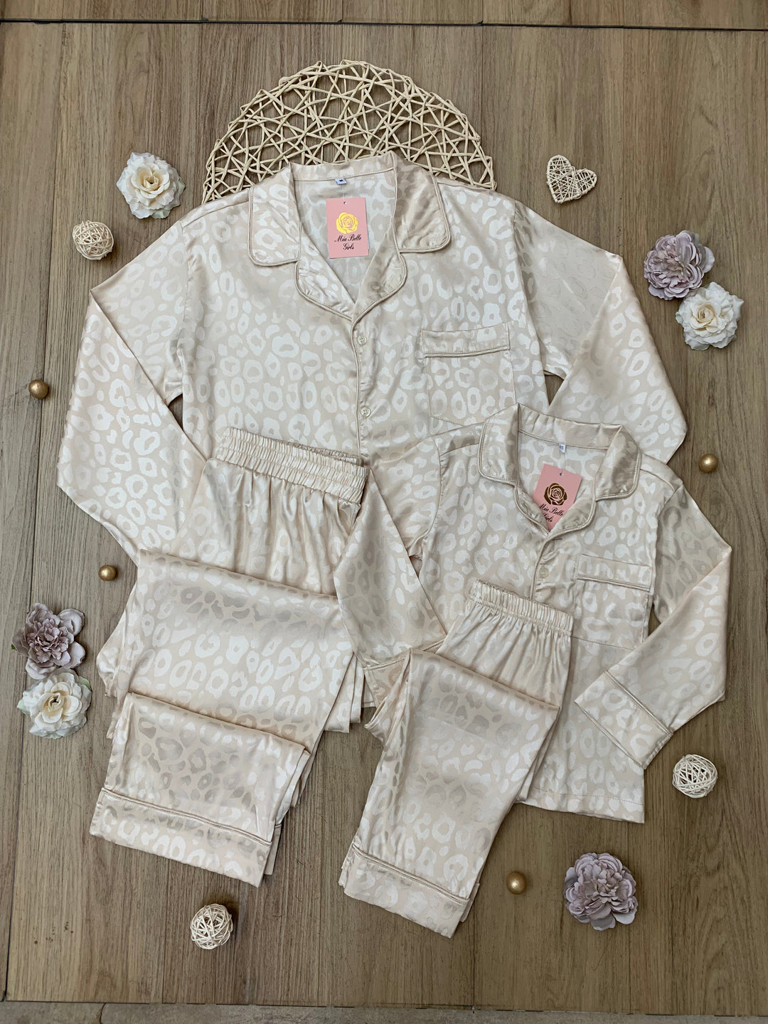 Cremefarbenes Pyjama-Set aus Seide mit Leopardenmuster für „Mom and Me“