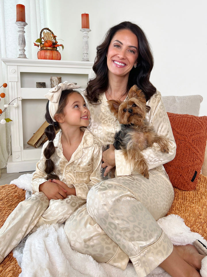 Cremefarbenes Pyjama-Set aus Seide mit Leopardenmuster für „Mom and Me“