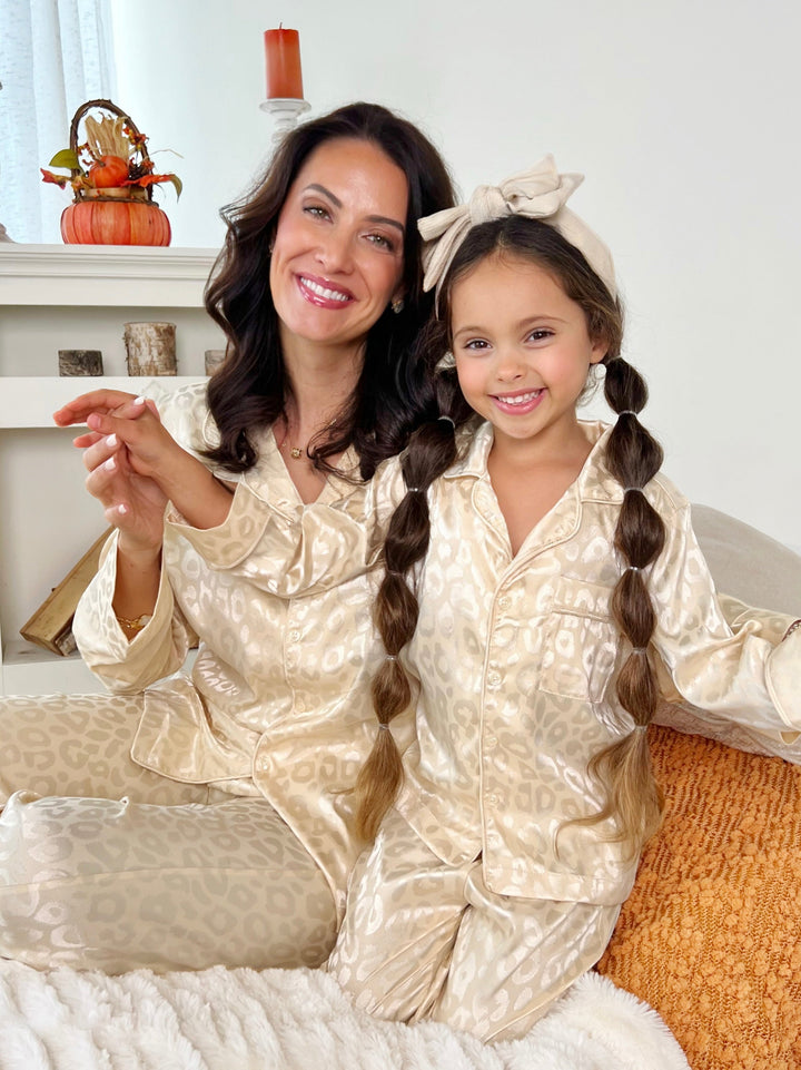 Cremefarbenes Pyjama-Set aus Seide mit Leopardenmuster für „Mom and Me“