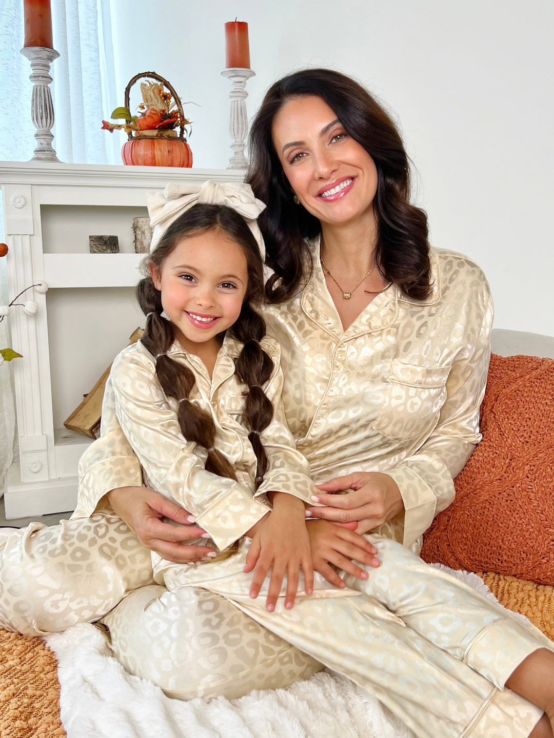 Cremefarbenes Pyjama-Set aus Seide mit Leopardenmuster für „Mom and Me“