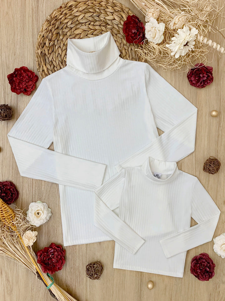 Cremefarbener gerippter Rollkragenpullover „Mommy and Me“ für den Herbst