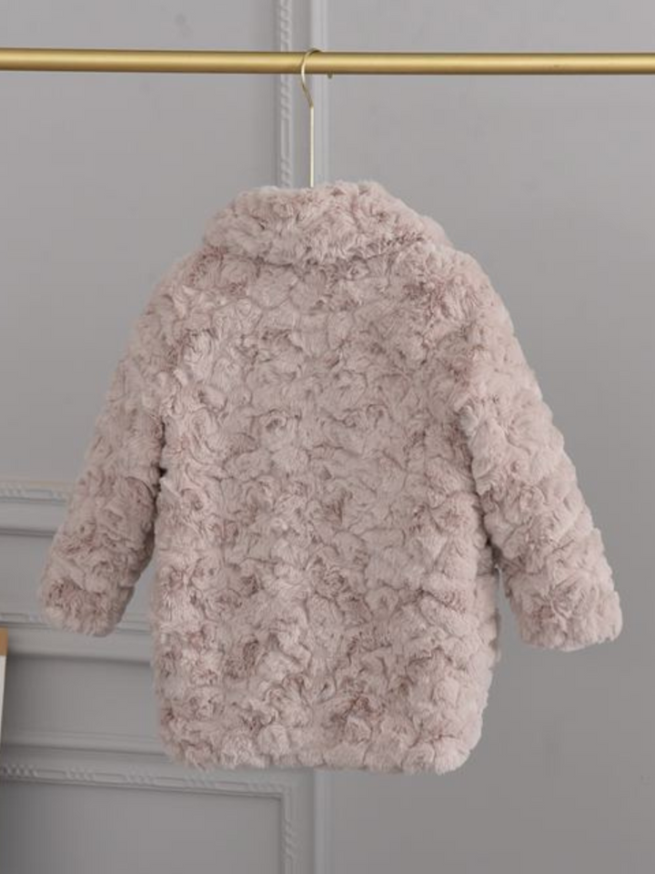 Flauschige und fabelhafte Winterjacke aus Kunstpelz