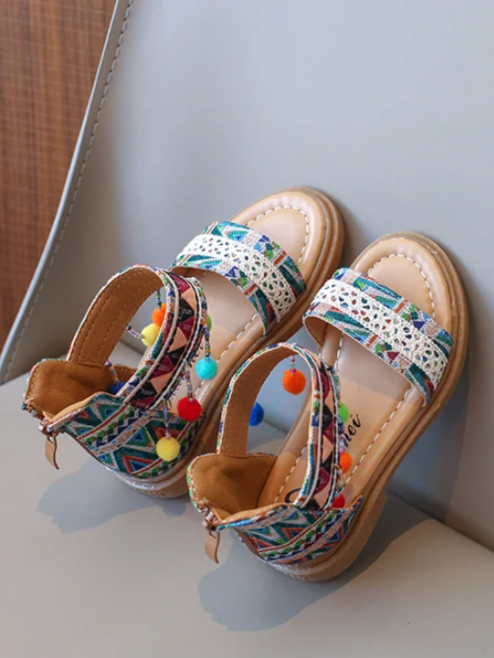 Mädchensandalen mit Boho-Tribal-Print und Pompons von Liv und Mia