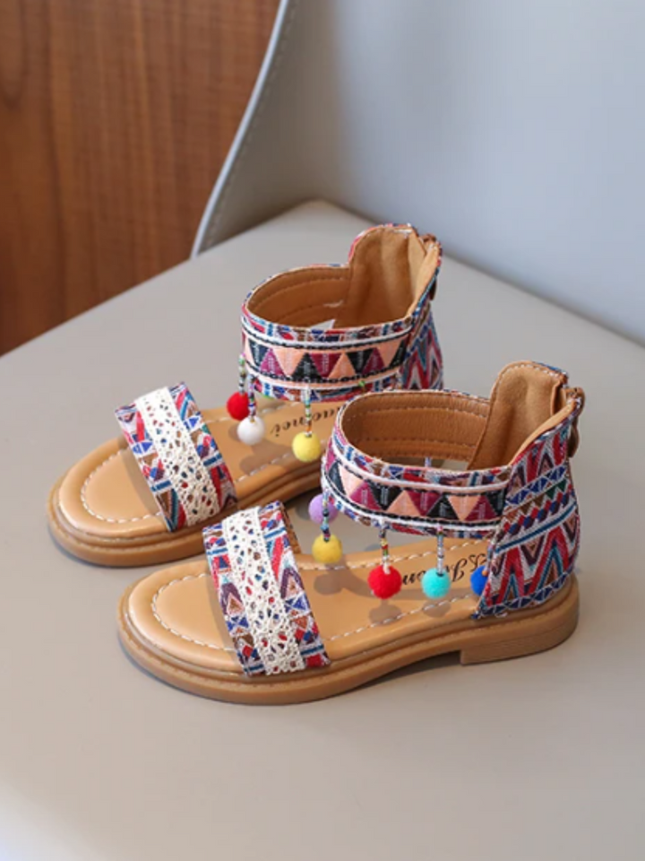 Mädchensandalen mit Boho-Tribal-Print und Pompons von Liv und Mia