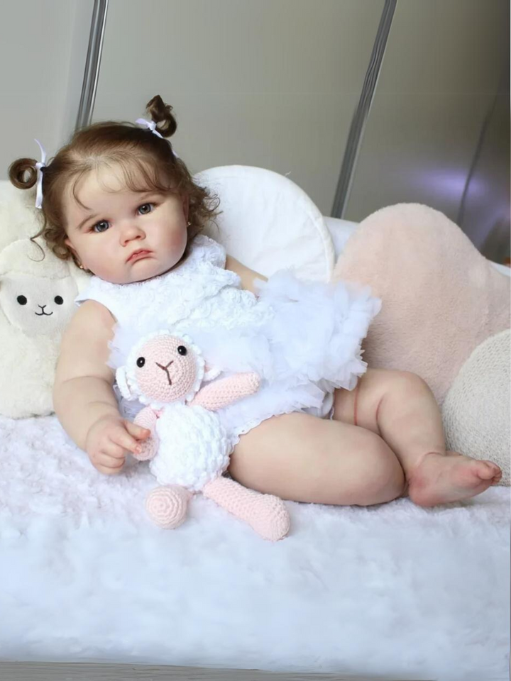 24 Zoll große, realistische Babypuppe mit lockigem Haar und elegantem weißen Kleid