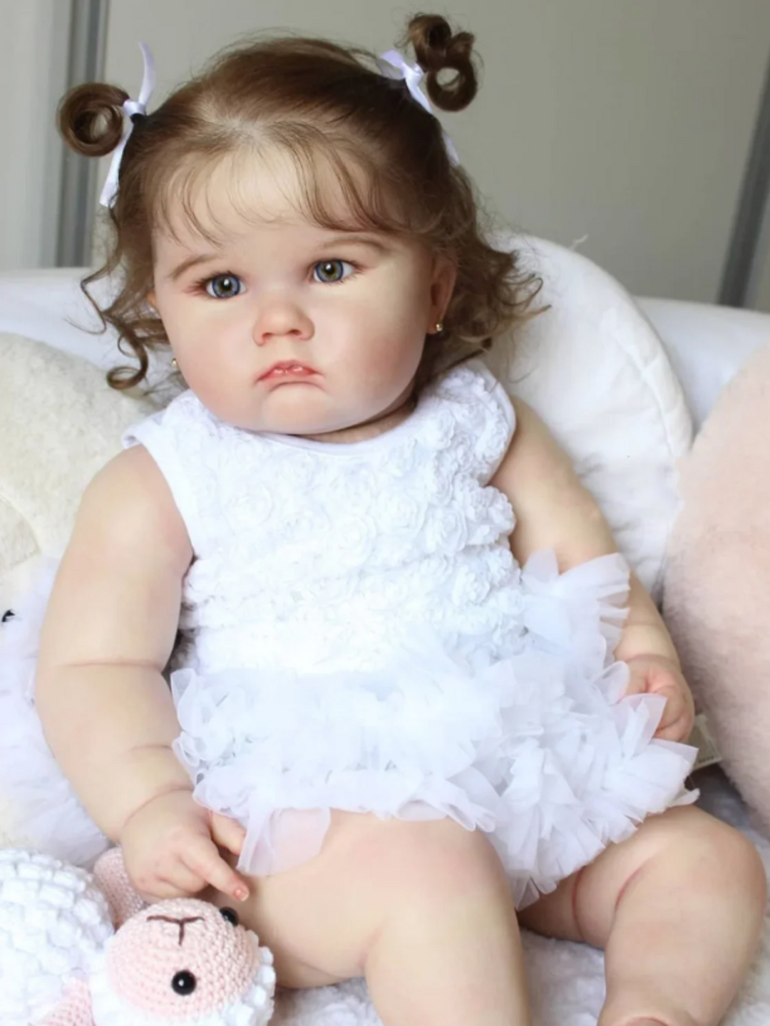 24 Zoll große, realistische Babypuppe mit lockigem Haar und elegantem weißen Kleid