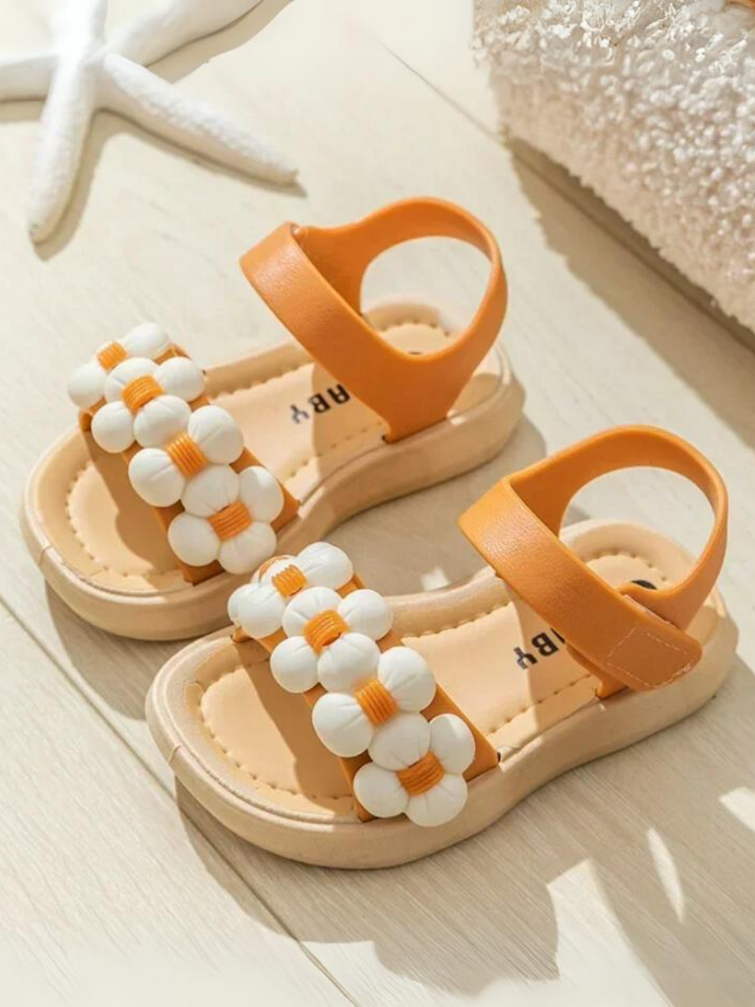 Süße Sommersandalen mit Blumenmuster von Liv und Mia