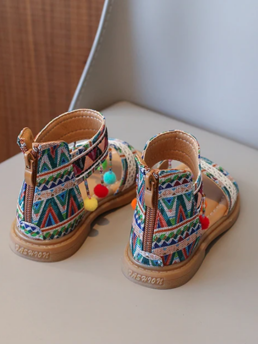 Mädchensandalen mit Boho-Tribal-Print und Pompons von Liv und Mia